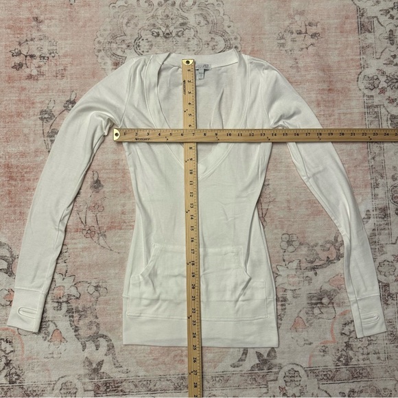 dELiA*s thumbhole v-neck long sleeve top (small) NWOT - Picture 5 of 6